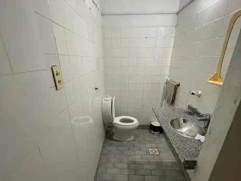 CASA DE 2 DORMITORIO (FONDO) + LOCAL A LA CALLE. EN LOTE DE 10m x 50m (500m2).