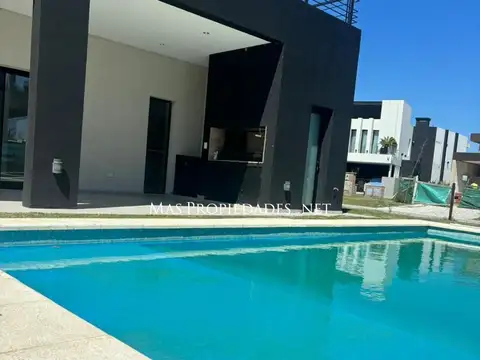 Casa 7 ambientes con 4 baños