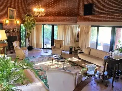 Casa 7 ambientes con 5 baños
