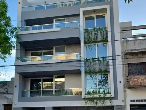 LINIERS. CAÑADA DE GOMEZ 900. SEMI PISO 4 AMB. CON BALCON, COCHERA Y PARRILLA