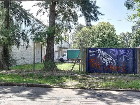 Terreno de 12.000 m2 con salida a 4 calles, ideal emprendimiento totalmente parquizado.-