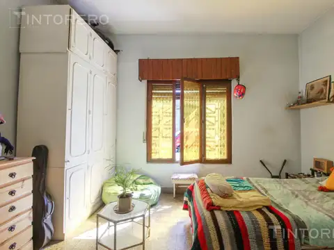 Casa multifamiliar con parque en Morón. Acepta Permuta