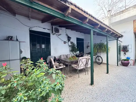 Casa de 4 ambientes con departamento de 3 ambientes en venta