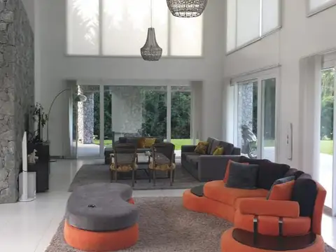 Casa en Venta en Ituzaingo, USD 1.400.000