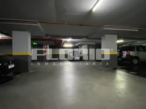 Excelente cochera cubierta y baulera en Florida