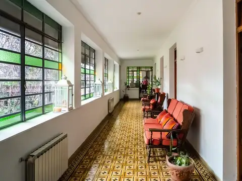 Casa 14 ambientes con 2 baños