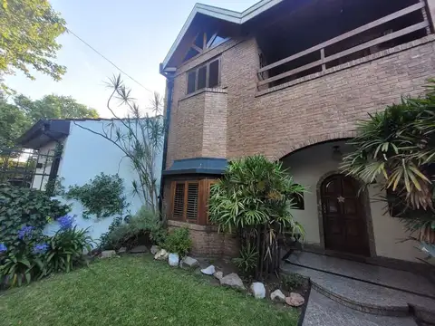 CHALET EN ZONA RESIDENCIAL EN BANFIELD OESTE 6 AMB