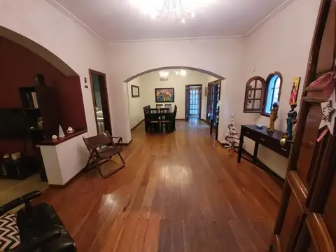 CHALET EN ZONA RESIDENCIAL EN BANFIELD OESTE 6 AMB