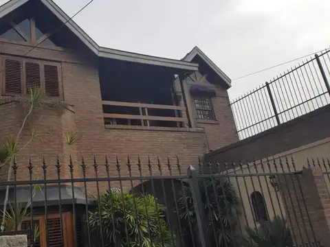 Casa 6 ambientes con 3 baños