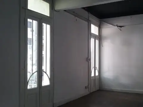 belgrano  piso   Oficina Alquiler al frente con balcon,2  baños y kitchinette seminueva . oportunida