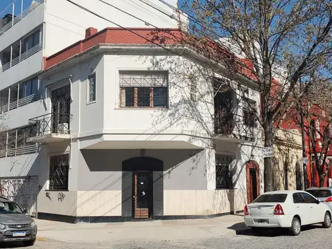 Fraga * 300  Casa u oficina. 5 amb. y terrazas. Sup. total  210m2. aprox.