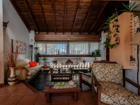 Casa 4 ambientes, garaje/quincho y parque / jardín