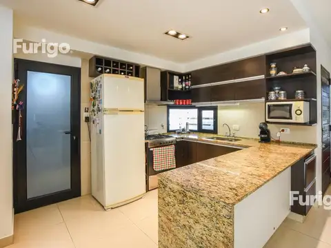 Casa 9 ambientes con 3 baños