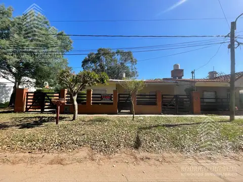 Excelente casa en lote propio de 600m2, todos los servicios!