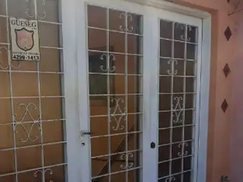 Gran casa 5 amb con patio, parrilla y cochera. Ubicada en Gobernador Arias 1271, Longchamps