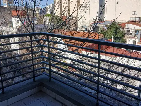 AMPLIO MONOAMBIENTE DIVISIBLE CON BALCON