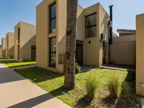 Casa en venta barrio fisherton 2 dormitorios duplex jardin parrillero pileta luminoso