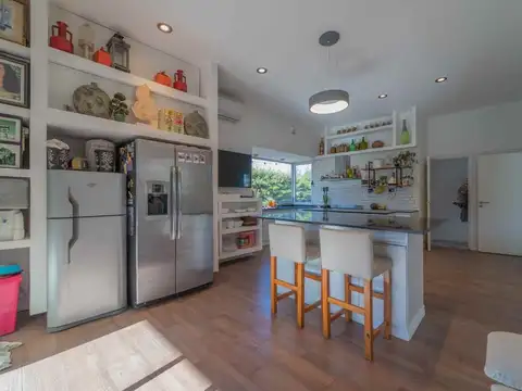 Casa en Venta con 4 cocheras