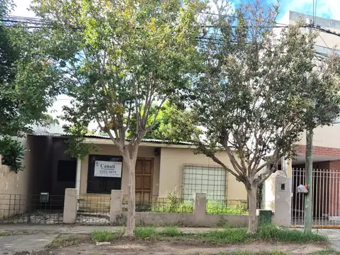 Casa prefabricada para refaccionar sobre Lote de 8,66 x 20 m.