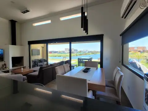 Casa en Venta con 4 cocheras