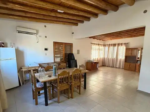 Casa en Alquiler con 2 cocheras