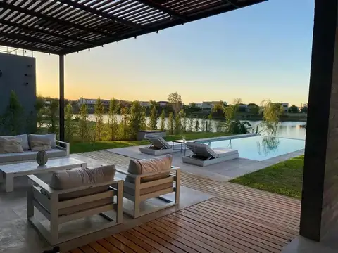 Casa En Venta En El Cantón A La Laguna Con Pileta