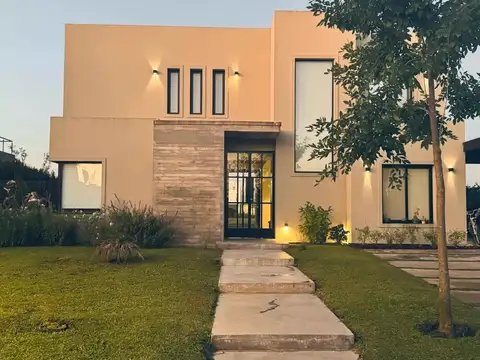 Casa En Venta En El Cantón A La Laguna Con Pileta