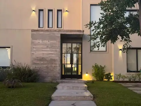 Casa En Venta En El Cantón A La Laguna Con Pileta