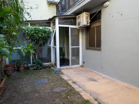 DEPTO 3 AMB P.BAJA CON PATIO Y JARDIN IMPECABLE ESTADO