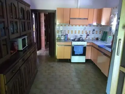 Casa 4 ambientes con 2 baños