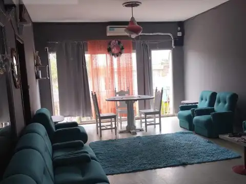 Casa 8 ambientes con 2 baños