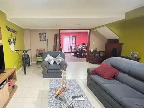 Casa 5 ambientes con 2 baños