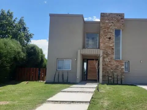 Casa 6 ambientes con 3 baños