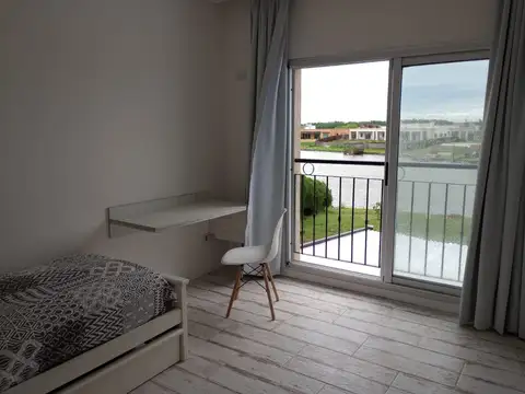 Casa en Alquiler con 2 cocheras