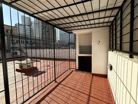 Casa en alquiler en planta alta con dos dormitorios, centro, terraza
