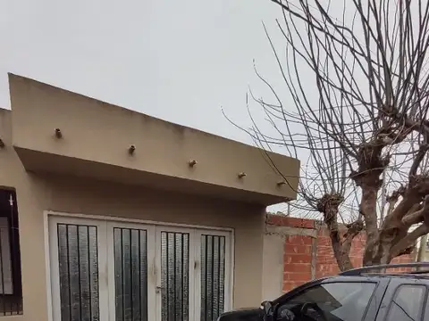 152 Bis esq 521 - Casa 2 dorm, cochera y