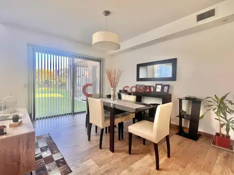 Casa en Venta con 6 cocheras