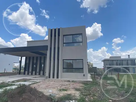 Casa 6 ambientes con 3 baños