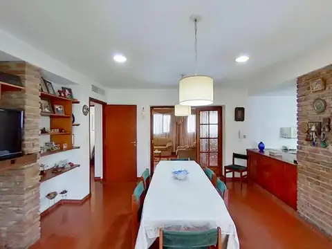 Casa en Esquina de 3 Dormitorios -  210 m2 Cub - Lote de 311 m2  - Tolosa - La Plata
