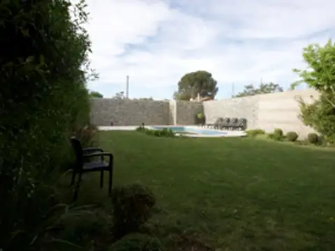 Casa 7 ambientes con 2 baños