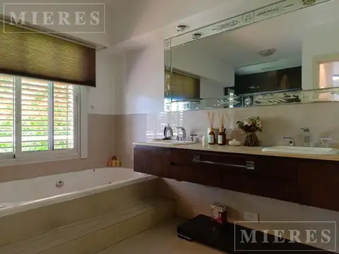 Casa 6 ambientes con 7 baños