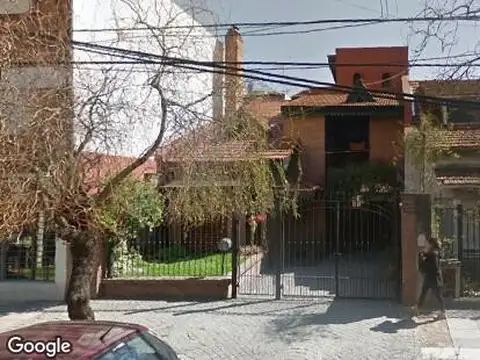 EN VENTA EN CASEROS CHALET 4 AMBIENTES, QUINCHO CON PARRILLA; 3 COCHERAS - FICHA 6524