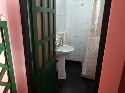 EN VENTA EN CASEROS CHALET 4 AMBIENTES, QUINCHO CON PARRILLA; 3 COCHERAS - FICHA 6524