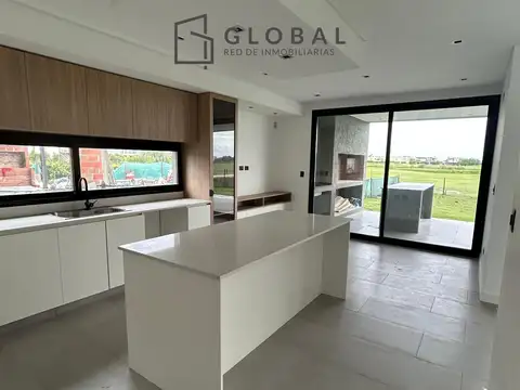 Casa 4 ambientes con 2 baños