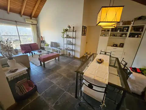 DEPARTAMENTO  EN VENTA EN JARDINES DE SAN ISIDRO, COCHERA CUBIERTA Y BAULERA, IMPECABLE 