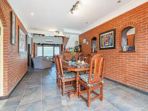 Venta - Casa 4 ambientes - Piscina - Los Pinares