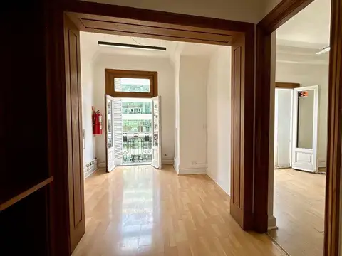 VENTA OFICINA EN EDIFICIO BENCICH SEMIPISO