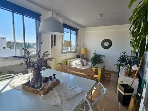 37 y 27 - Semipiso frente de 2 dormitorios y cochera -