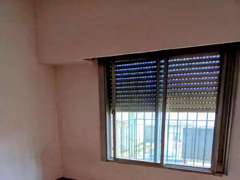 Casa de 5 amb. con garaje y lote libre en alquiler| Berazategui