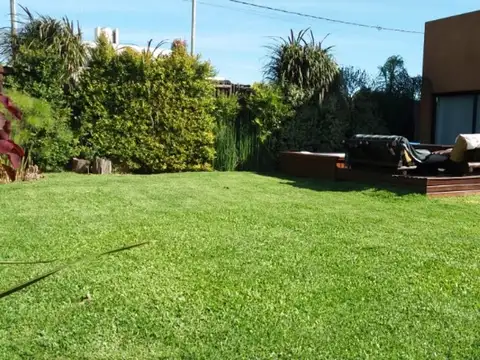 Casa en Venta con 3 cocheras